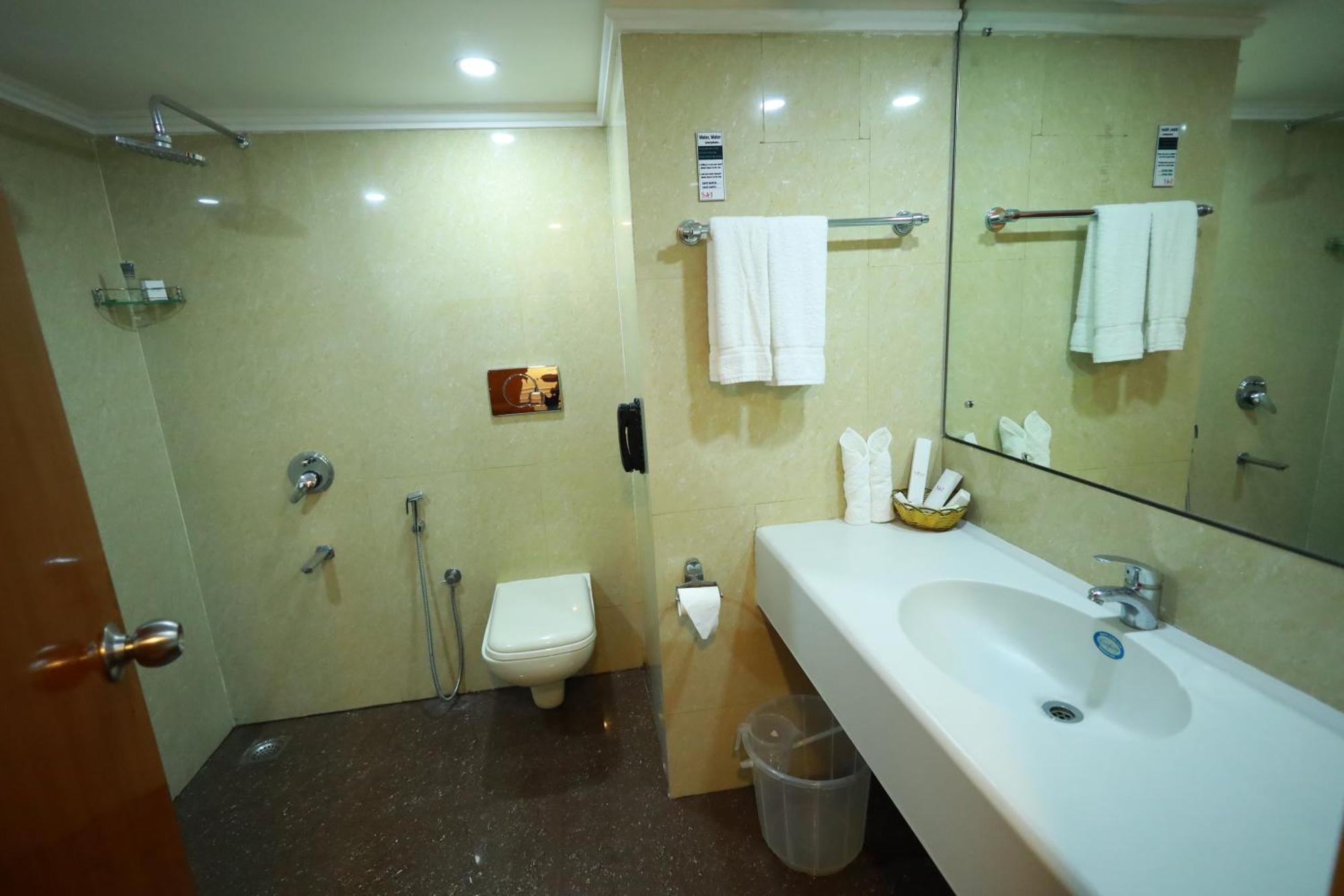Saj Luciya -A Classified 4 Star Hotel Тривандрум Экстерьер фото